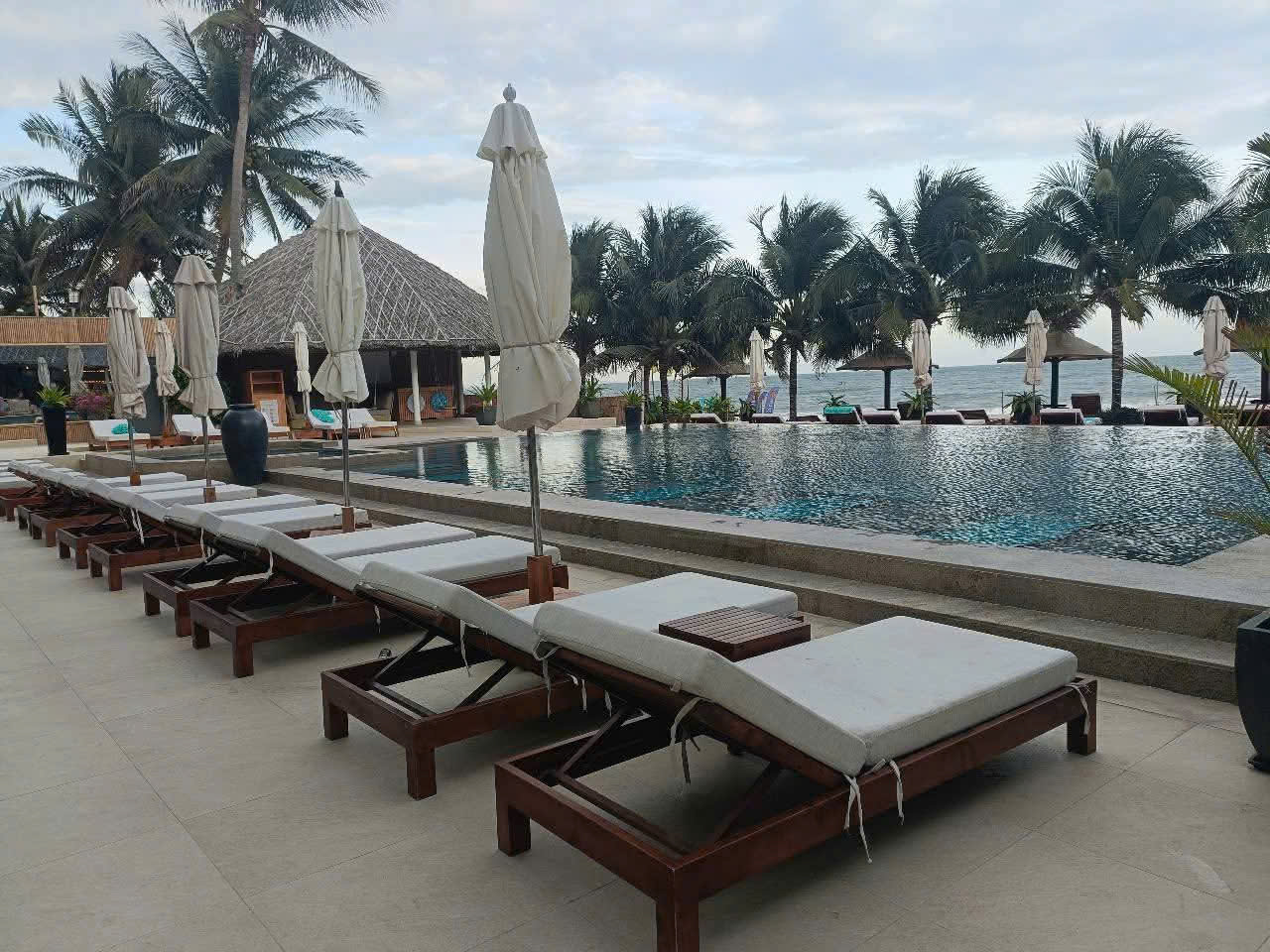 Ghế nằm hồ bơi, ghế bãi biển, bar